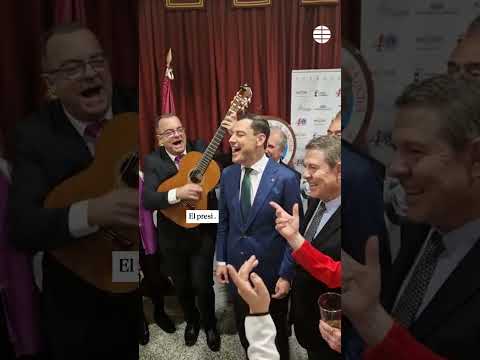 García-Page y Juanma Moreno cantan juntos el himno de Andalucía #sevilla