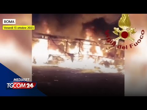 Incendio a Roma, cinque pullman e uno scuolabus distrutti dalle fiamme