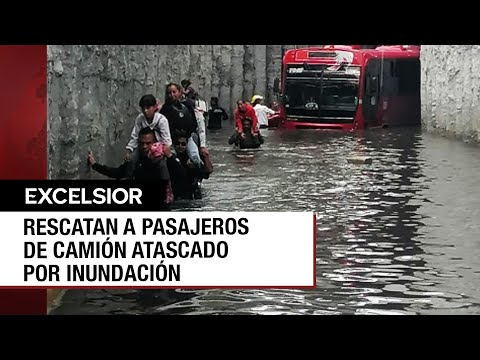 Camión de transporte público en Zapopan queda atascado por inundación