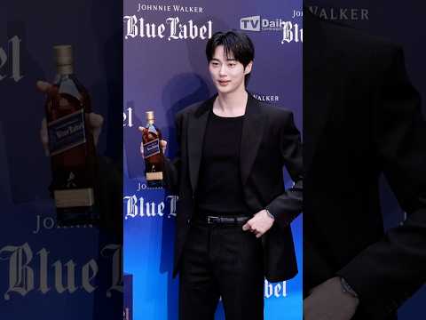 #<strong>변우석</strong> 위스키를 든 잘생긴 남자의 비주얼에 취한다😵‍💫 #ByeonWooseok #조니워커 #포토타임 #phototime #shorts