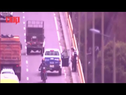 Policía Nacional evitó el suicidio de un joven en puente de Quito