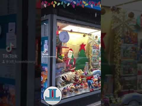 Der Weihnachtsmann ist bei uns in der @librairiedeslyceesluxembourg  🎅🏻🎈🎁