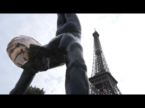 Devant la tour Eiffel, un plongeur de bronze symbole de l'olympisme | AFP