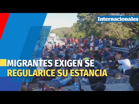 Miles de migrantes bloquean vías y exigen al gobierno de México regularizar su estancia