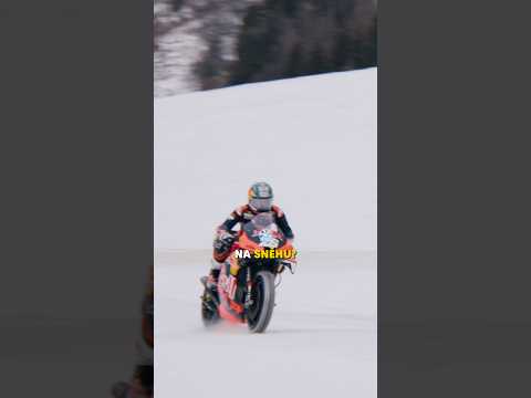 Od kdy jezdí MotoGP na sněhu? 🤯 #redbull #motogp #motorsport #wintersports #racing