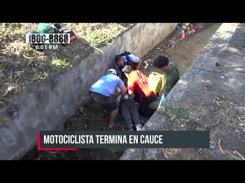 Motociclista cae en un cauce tras accidente en Managua - Nicaragua