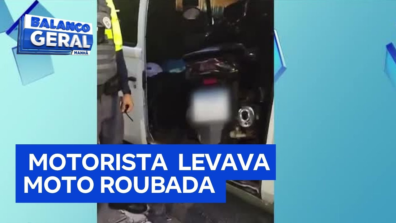 Policiais desconfiam de motorista e descobrem que ele transportava moto roubada dentro de Kombi  TV Online Policiais desconfiam de motorista e descobrem que ele transportava moto roubada dentro de Kombi