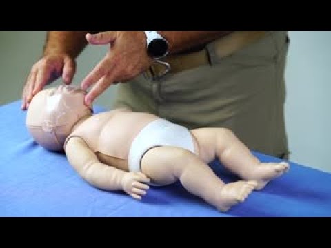Paramédico muestra cómo es la técnica de CPR para bebés