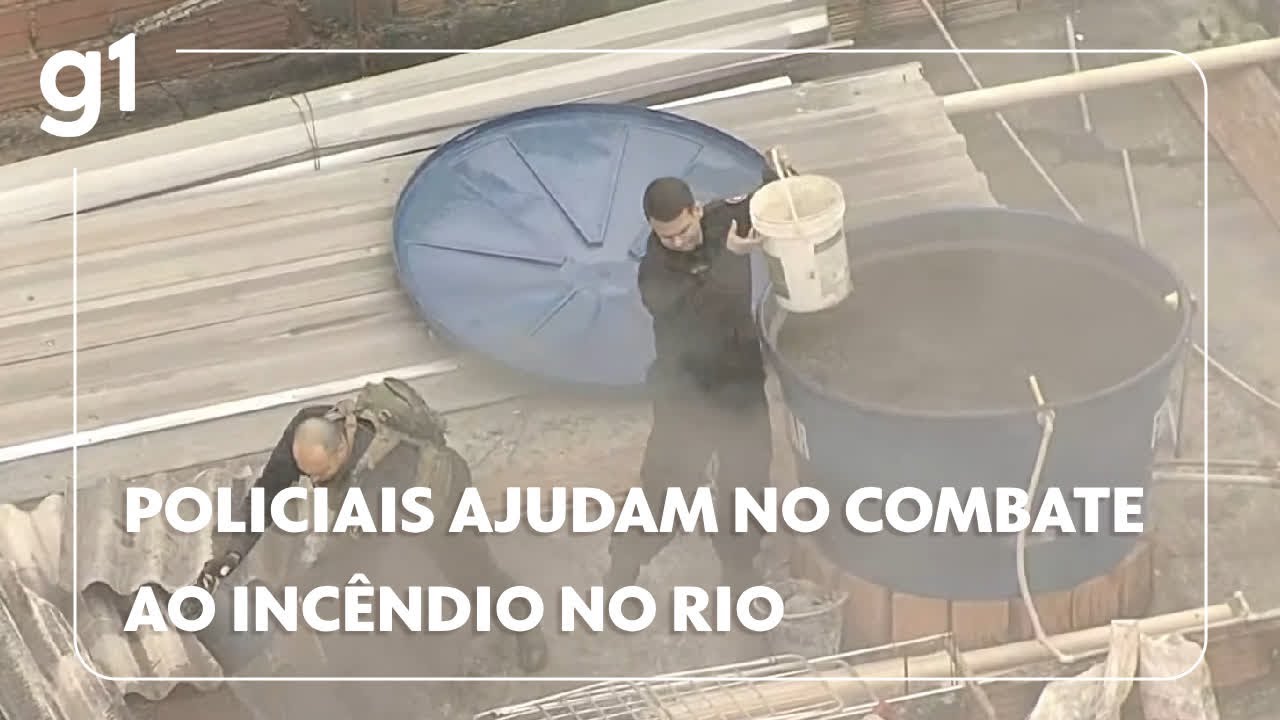 Policiais ajudam no combate ao incêndio de uma casa no Rio