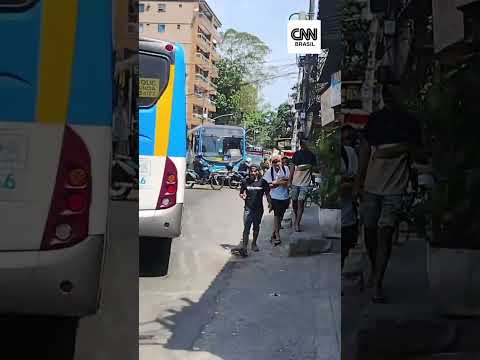 Criminosos tomam sete ônibus para fazer barricada no Rio de Janeiro