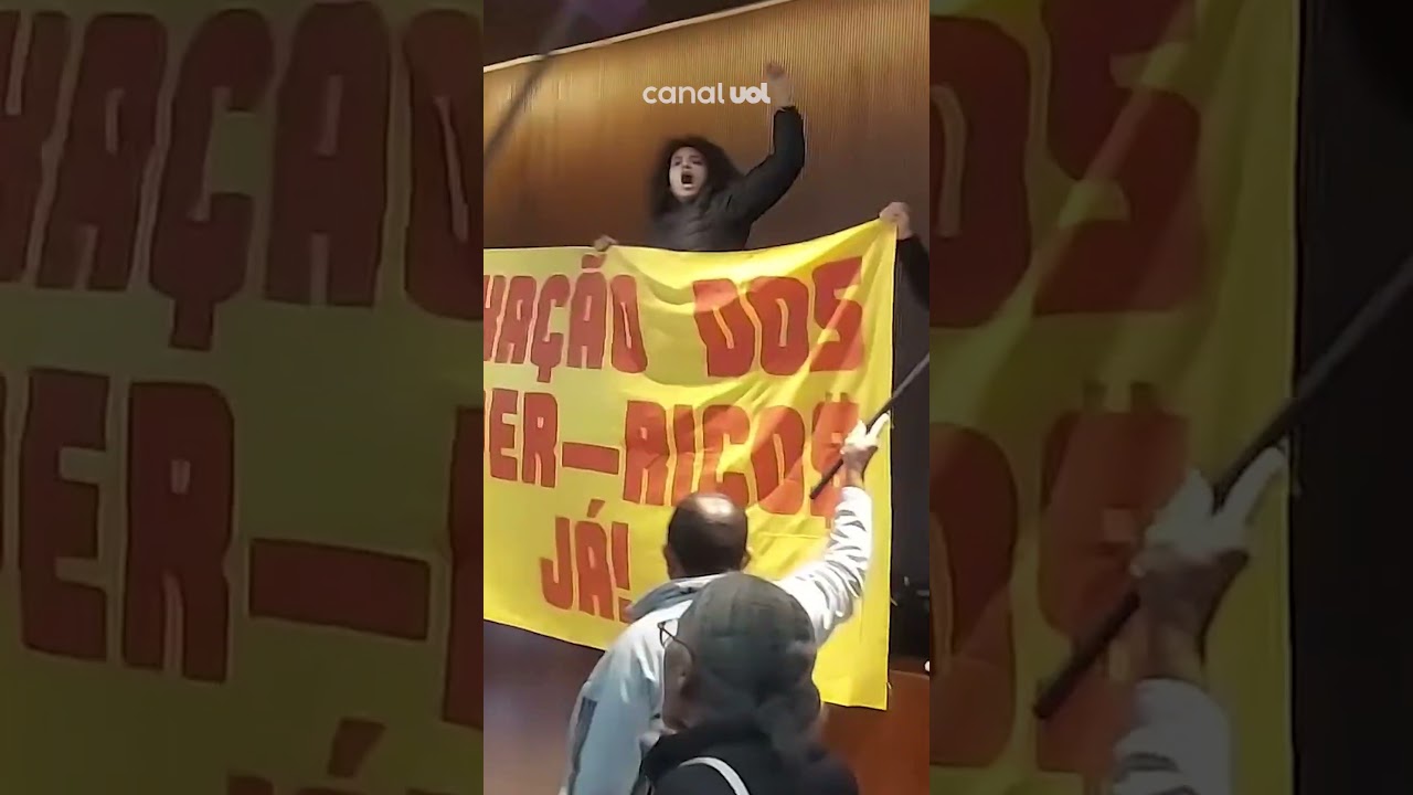 Manifestantes fazem protesto pela taxação dos super ricos na sede do banco Itaú na Faria Lima
