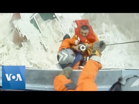 🔵Hong Kong Rescuers Save Sailors Sinking in South China Sea