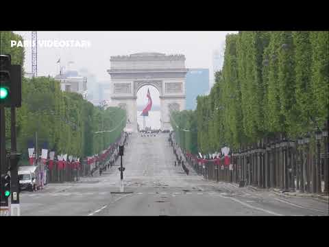 Le convoi du Président de la République Emmanuel Macron descend les Champs Elysées le 8 mai 2024