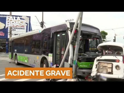 Acidente entre Kombi e ônibus deixa feridos em São Paulo