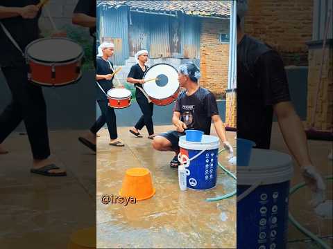 lagi mandi ada yang main drum