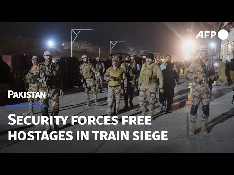 Pakistan: security forces try to free passengers from train siege | AFP