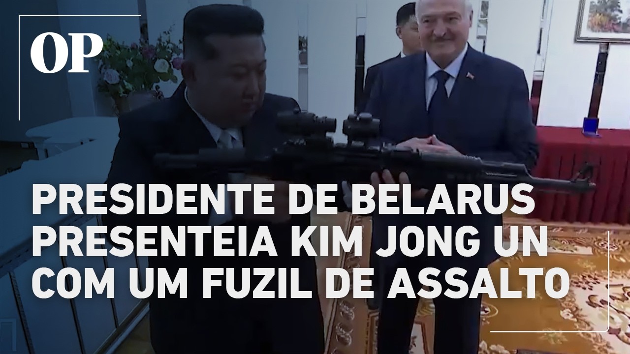 Presidente de Belarus presenteia Kim Jong Un com um fuzil de assalto Só por precaução TV Online Presidente de Belarus presenteia Kim Jong Un com um fuzil de assalto Só por precaução
