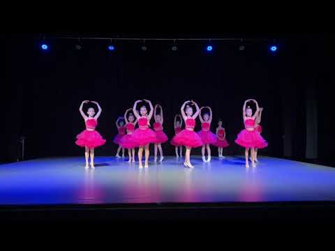 Идея Флешмоба для детей | Девочки 7 - 8 лет танцуют на шведских соревнованиях под Come on Barby!