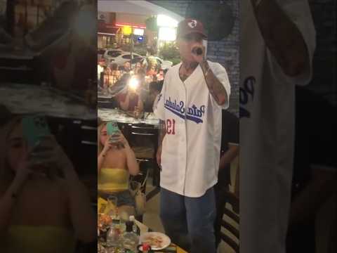 Santa Fe Klan canta en un restaurante #santafeklan