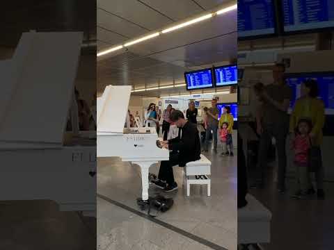 海外の路上ピアノで日本人プロがピアノを弾いたら大変なことになった