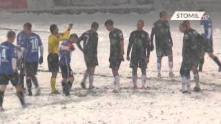 فيديو : مباراة كرة القدم تحت العواصف الثلجية بالدوري البولندي