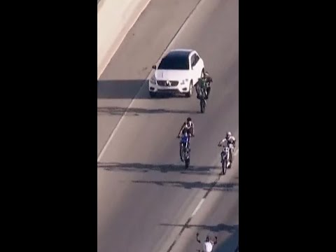 Driver weaves through traffic during high-speed chase