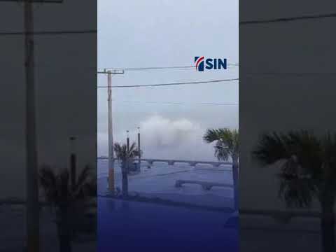 Fuerte oleaje se mantiene en el Malecón de Santo Domingo por efectos del huracán Beryl