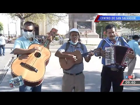 Tres músicos en el Centro de San Salvador