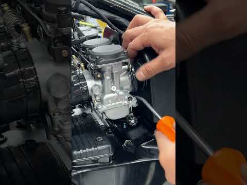 エアクリーナーボックス側のダクトを楽に入れるには。こんなフックみたいなツールを使うと便利よ#ZEPHYR550 #ゼファー550 #zr550#gpz550#zx550
