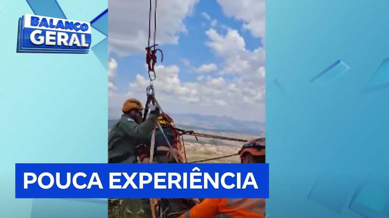 Homem é resgatado de helicóptero após cair de parapente em serra