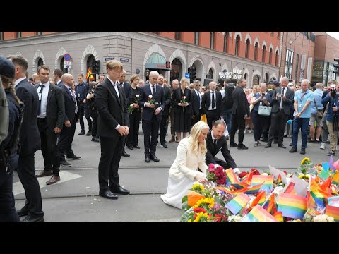 Norwegian Royal family lays down flowers at site of shootings | AFP