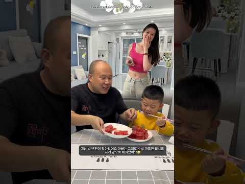 아빠와 아기가 수박을 같이 먹어요~/Dad <strong>and</strong> baby are eating watermelon <strong>together</strong>~🍉