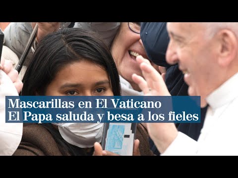 El Papa saluda y besa a los fieles en el Vaticano pese al brote el coronavirus en Italia