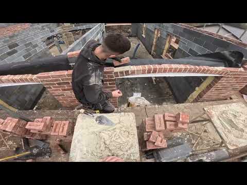 Teaching my new apprentice some brickwork #bricklaying #apprentice #construction