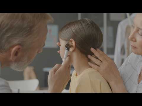 Od skupnosti do učilnic: skrb za sluh vseh otrok