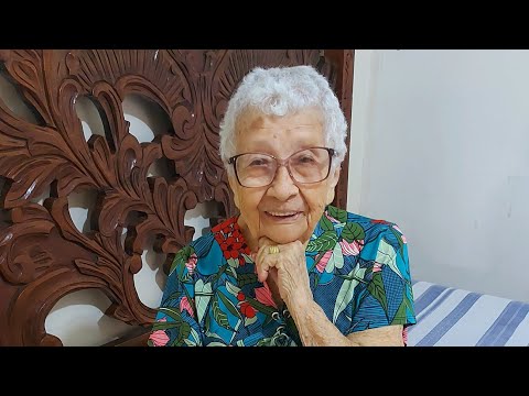 A VOVÓ NAIR SENDO CAMAREIRA POR UM DIA, VEJAM A FELICIDADE DELA ARRUMANDO A CAMA.