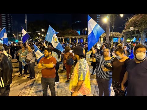 Guatemaltecos celebran victoria de Bernardo Arévalo en el Obelisco