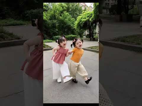 给姨姨们跳段舞蹈 #萌娃跳舞 #萌娃搞笑日常 #人类幼崽成长计划 #姐<strong>妹</strong>俩一起长大一起玩耍