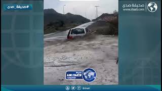 مواطن ينجو من سيول كادت تجرفه