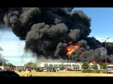Impresionantes imágenes de incendio en planta química en Estados Unidos