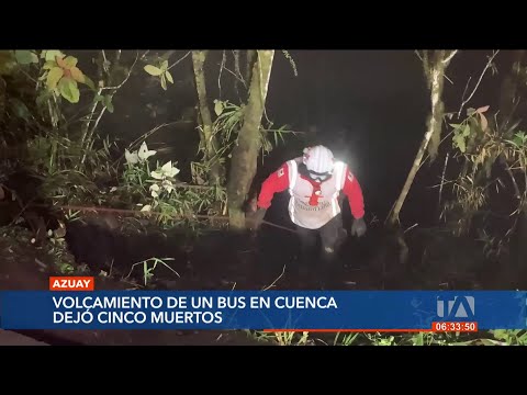 5 personas perdieron la vida en el volcamiento de un bus público en Cuenca