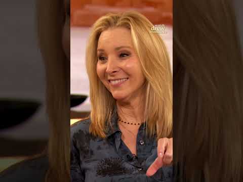 Lisa Kudrow recently found a note left by Matthew Perry in 'Friends' set piece #shorts