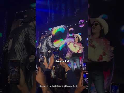 Young Miko le lleva flores a Ricky Limón en los MTV MIAW