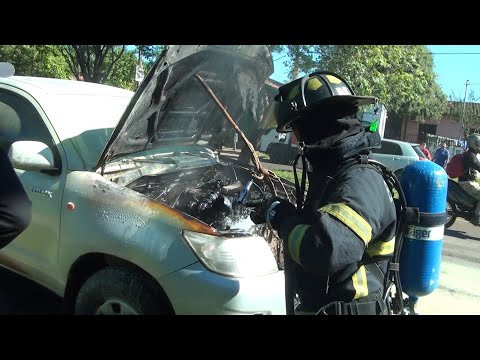 Conductor se salvó de milagro al ser rescatado cuando se incendiaba su camioneta