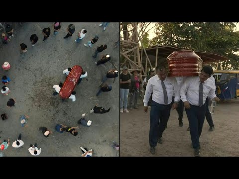 Los “bailarines de la muerte” que cargan féretros y desafían al dolor en Perú | AFP