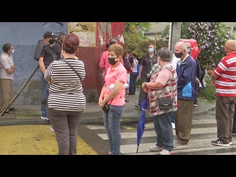 Largas filas de mayores de 70 años para vacunarse - Teleantioquia Noticias