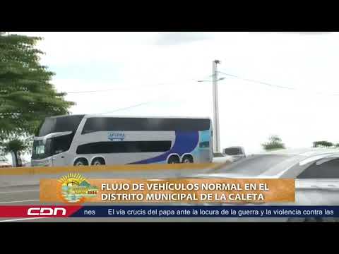 Flujo de vehículos normal en el distrito municipal de La Caleta