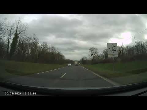 Face à face évité entre un camion et une voiture (30/01/2024) / Dashcam France