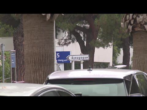 Traces de fumées près la synagogue de La Grande-Motte après une explosion | AFP Images