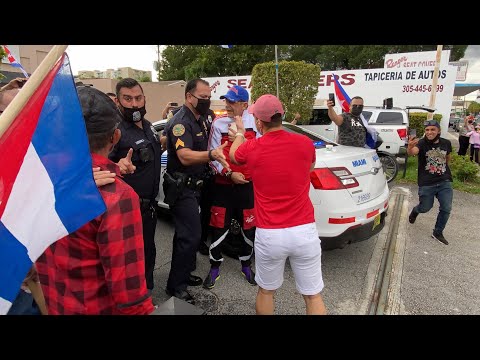 Defensor de la dictadura cubana Edmundo García llega al Versailles a provocar a los cubanos en Miami